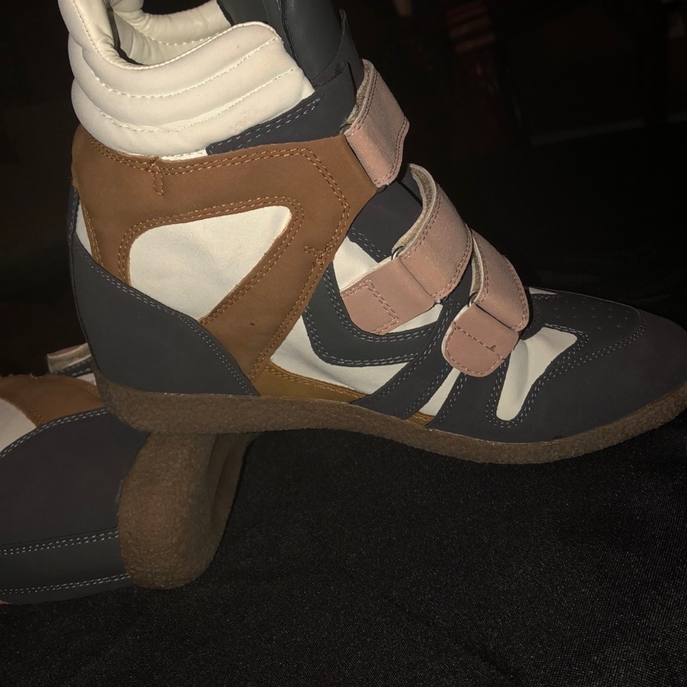 Women’s size 8.5 tennis shoe New without tag*